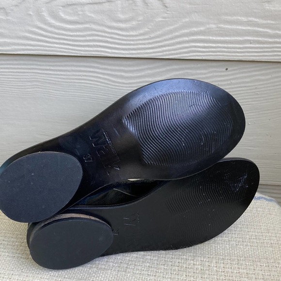 Black Sandals with Ankle-High Design and Open Toe - Picture 10 of 12